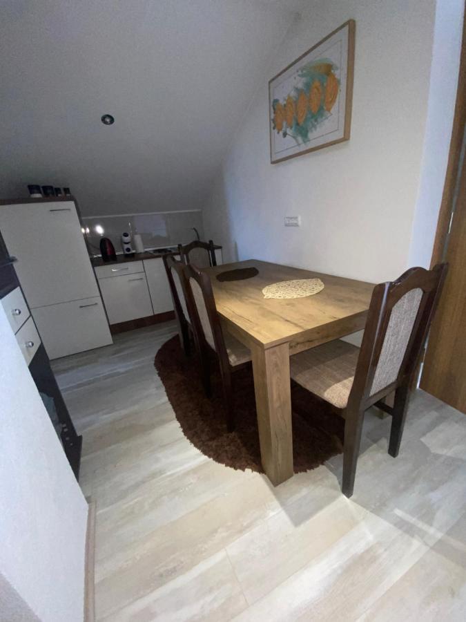 Apartman Filip Udbina Kültér fotó