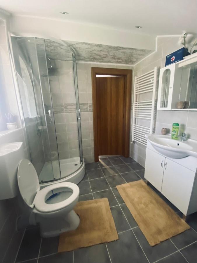 Apartman Filip Udbina Kültér fotó