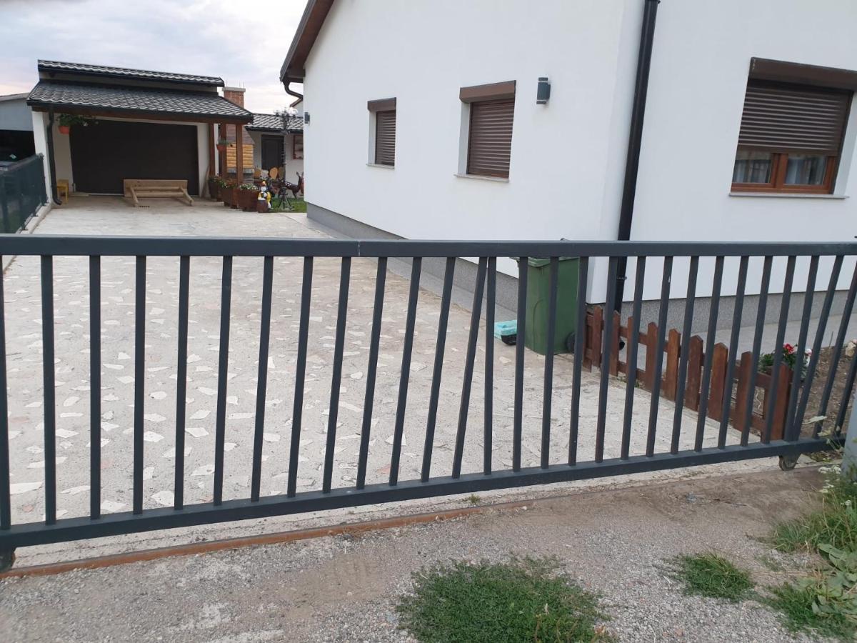 Apartman Filip Udbina Kültér fotó