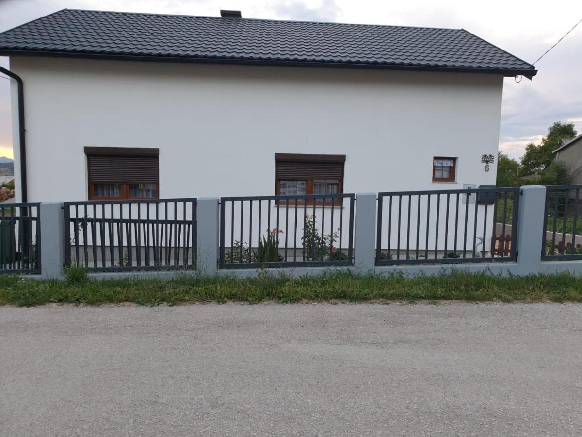 Apartman Filip Udbina Kültér fotó